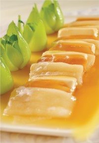 麒麟鲍鱼菇滑豆腐 (豆腐、鲍鱼菇、冬菇、排麒麟型蒸熟、菜远伴边、鲍汁芡)
